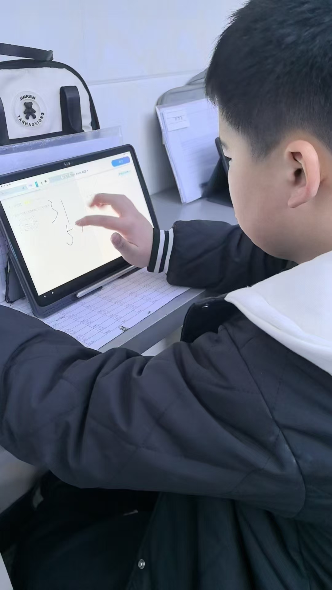 桐庐学习中心学生使用平板进行AI学习