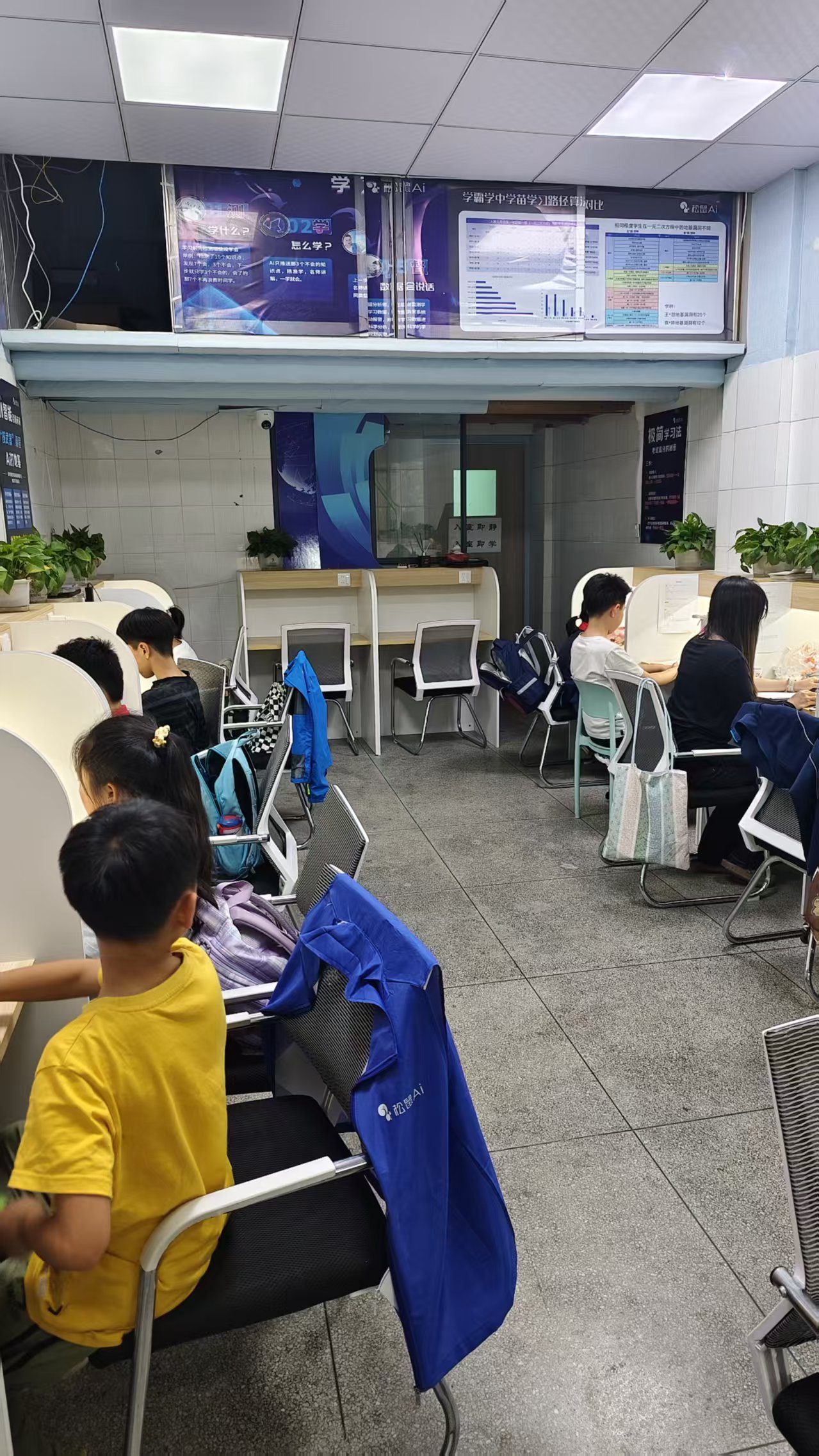 学生在桐庐学习中心进行日常学习